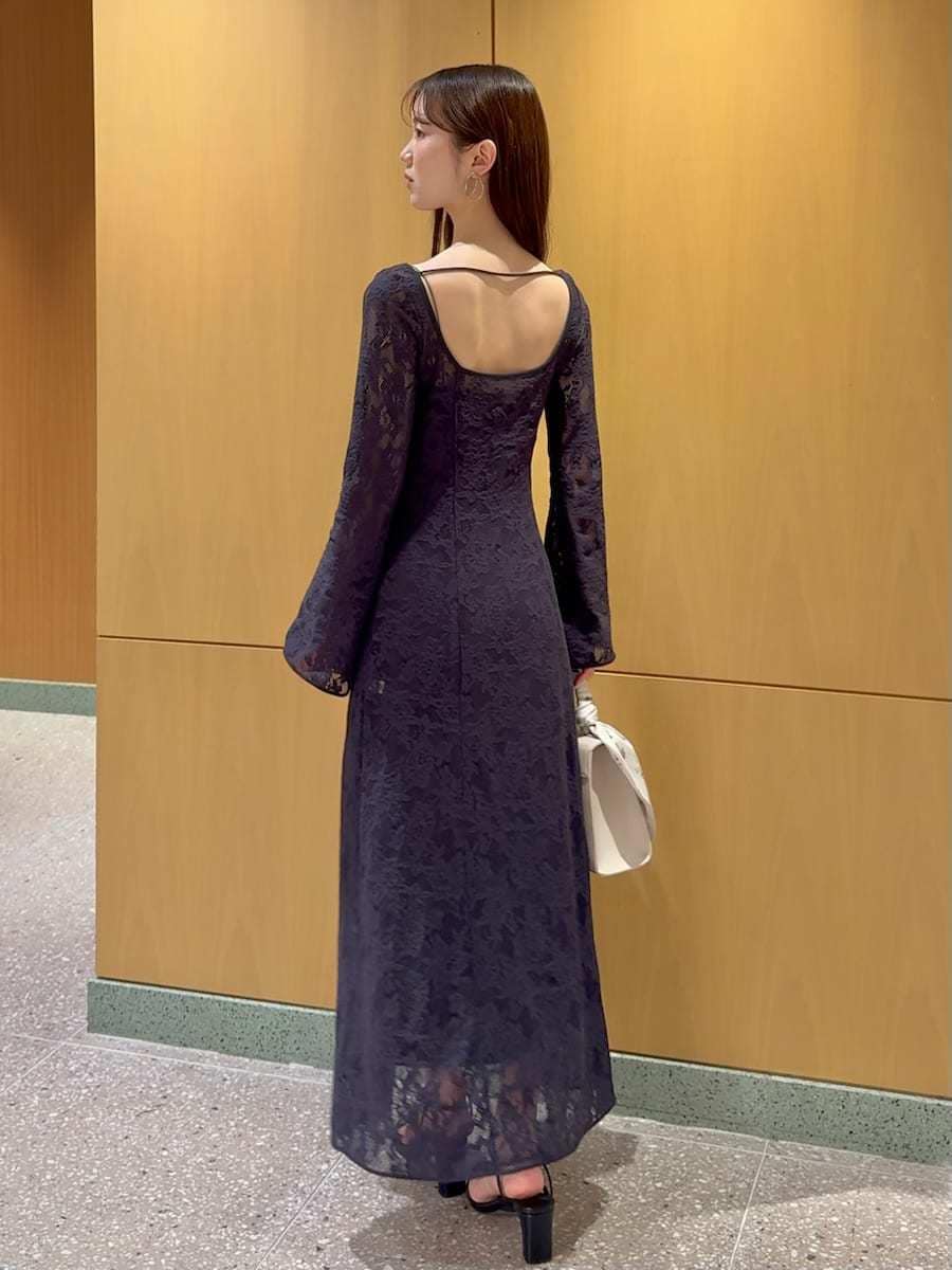 ベージュ系のハンドバッグ、ブルー系のワンピースを着用したレディースの春コーディネートの3枚目の写真