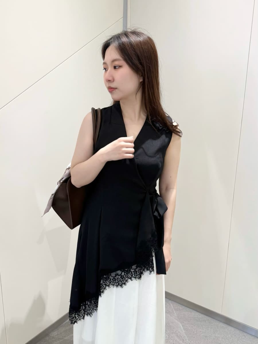 ブラック系のワンピース、ブラウン系のトートバッグ、ピンク系のバンダナ/スカーフを着用したレディースの春コーディネートの5枚目の写真