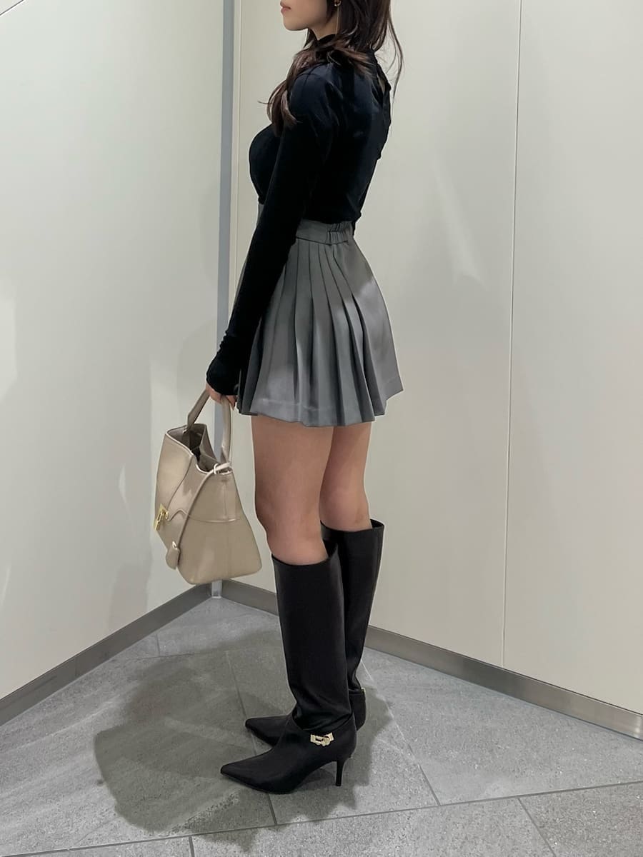その他のチェスターコート、グレー系のその他パンツ、ブラウン系のブーツを着用したレディースの秋コーディネートの6枚目の写真