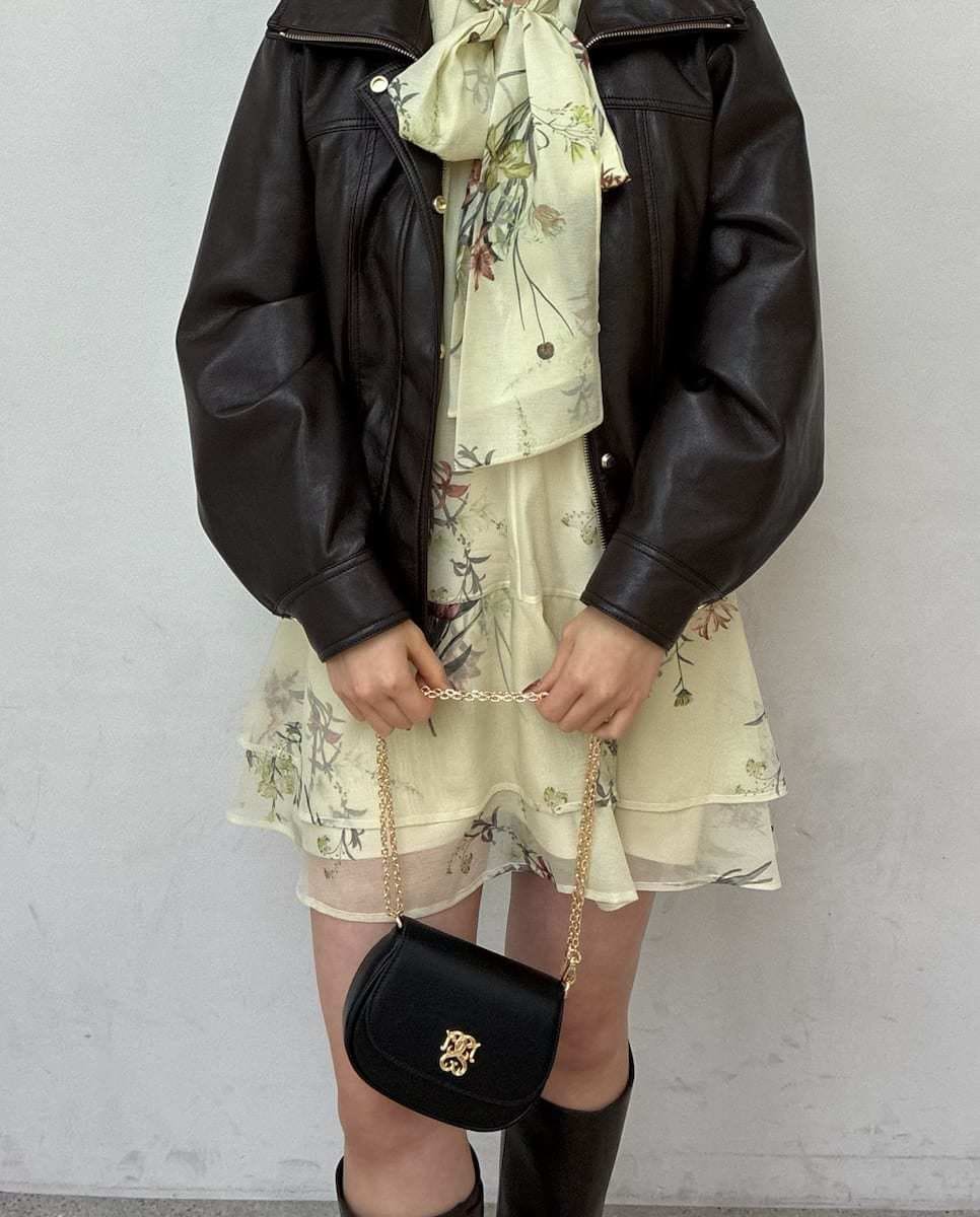 ブラウン系のブルゾン、イエロー系のワンピース、ブラック系のショルダーバッグを着用したレディースの冬コーディネートの7枚目の写真