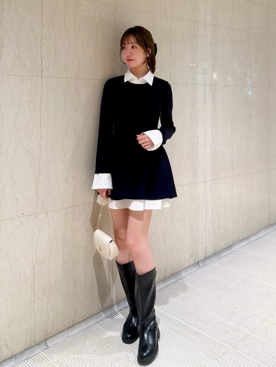 ブルー系のその他トップス、ホワイト系のショルダーバッグを着用したレディースの冬コーディネートの3枚目の写真