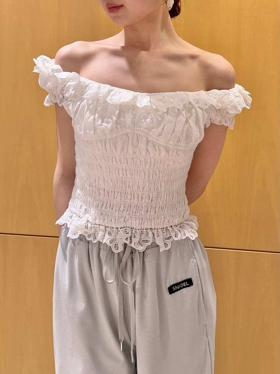 シルバー系のその他パンツ、ホワイト系のシャツ/ブラウス、シルバー系のパーカーを着用したレディースの春コーディネートの5枚目の写真