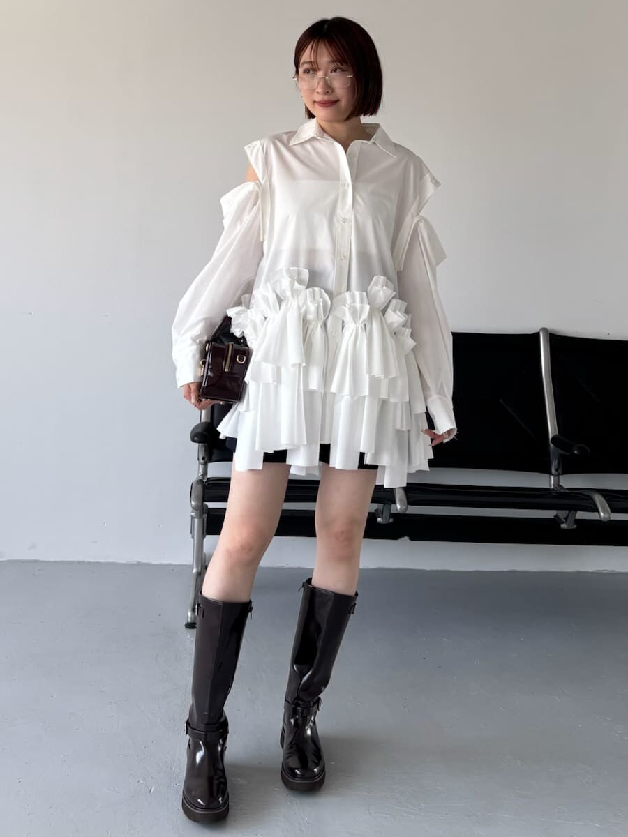 ホワイト系のワンピース、ブラック系のその他パンツ、ブラウン系のボストンバッグを着用したレディースの秋コーディネートの2枚目の写真