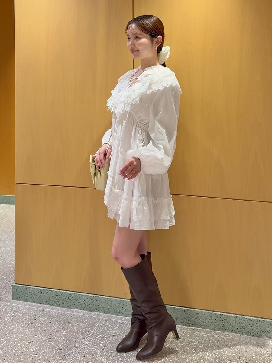 ホワイト系のその他トップス、イエロー系のショルダーバッグを着用したレディースの冬コーディネートの2枚目の写真