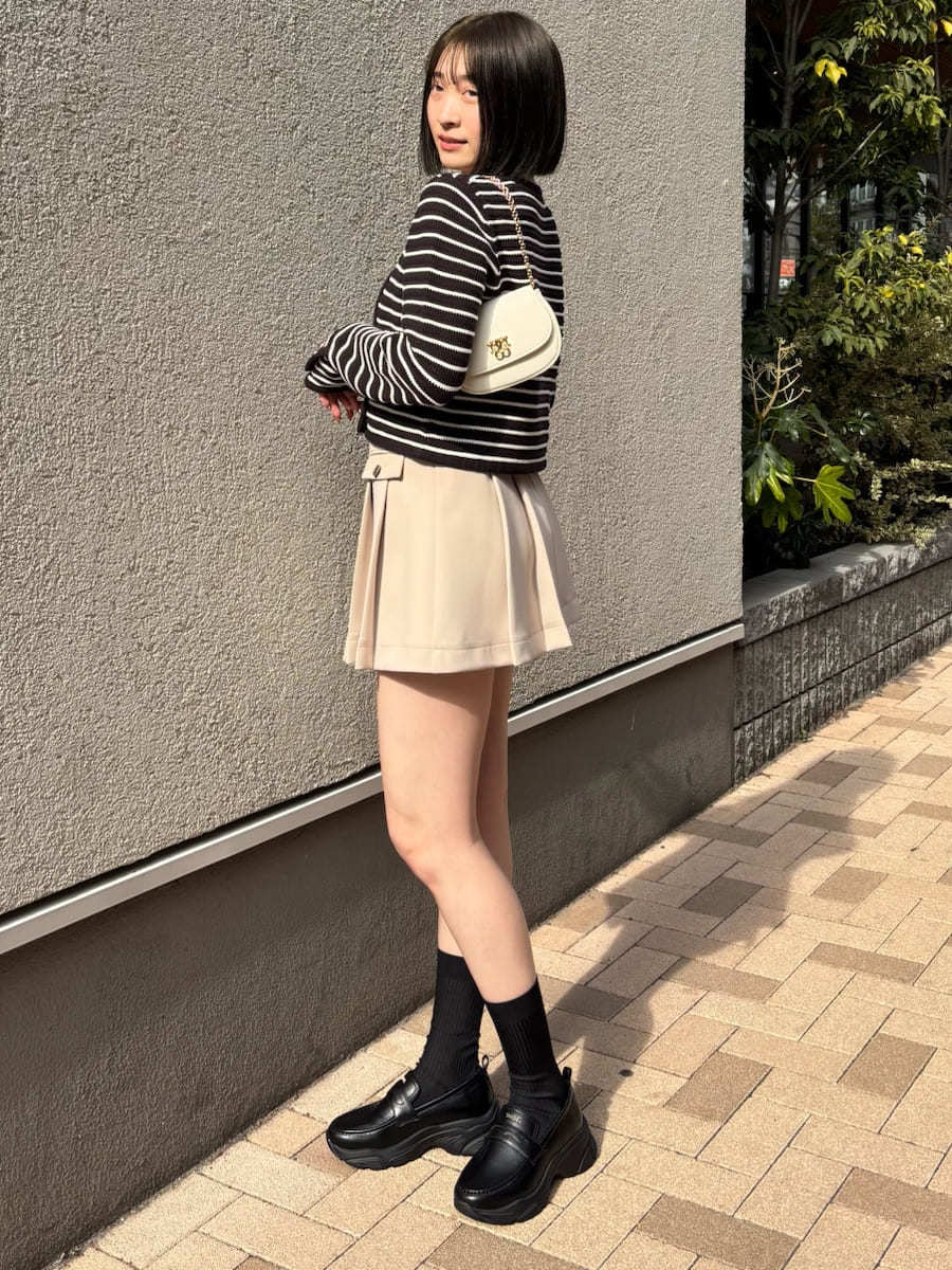 ベージュ系のスカート、その他のカーディガン/ボレロ、ホワイト系のショルダーバッグを着用したレディースの冬コーディネートの4枚目の写真