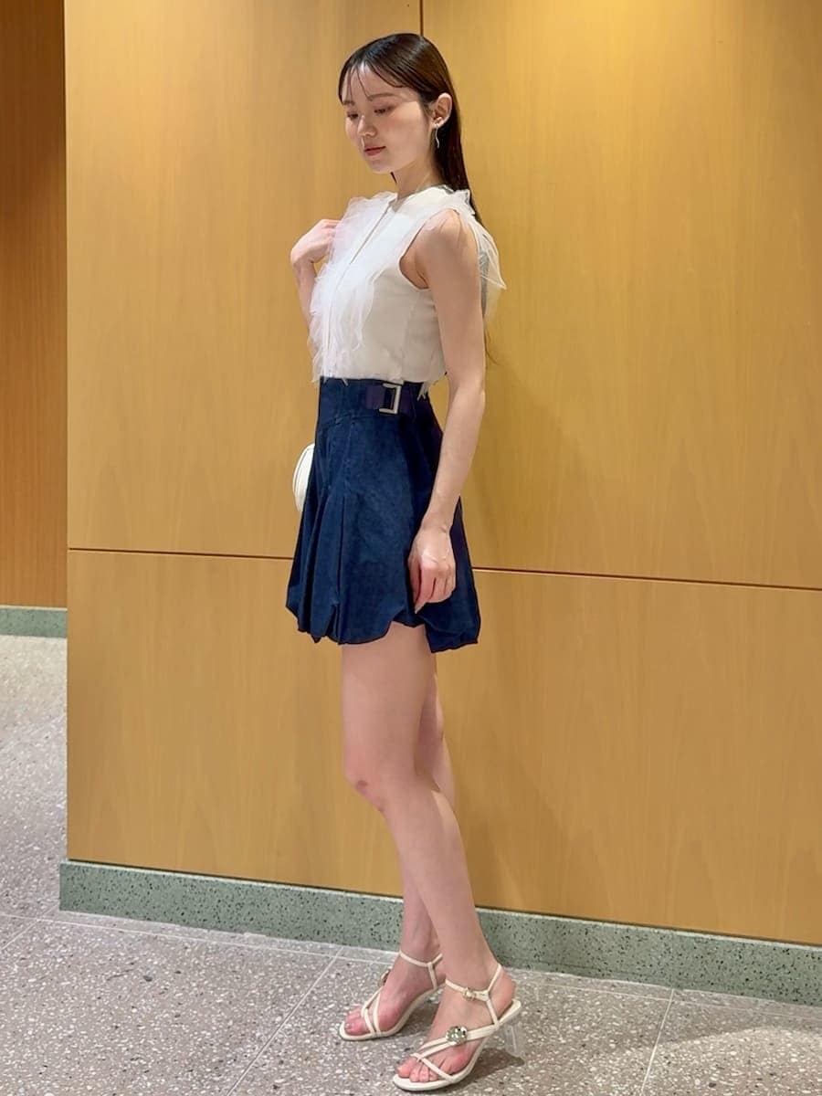 ブルー系のその他パンツ、ホワイト系のニット/セーター、ホワイト系のショルダーバッグを着用したレディースの春コーディネートの2枚目の写真