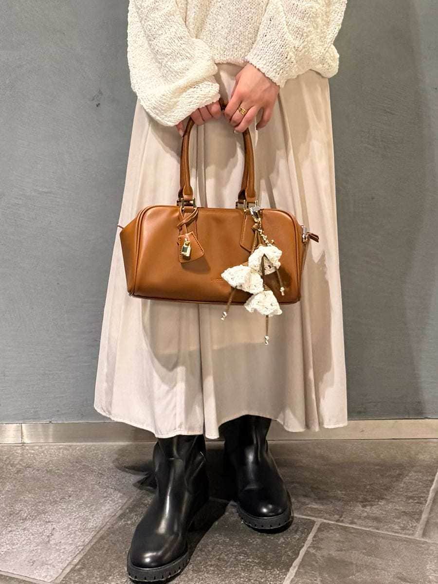 ホワイト系のワンピース、イエロー系のボストンバッグを着用したレディースの冬コーディネートの9枚目の写真