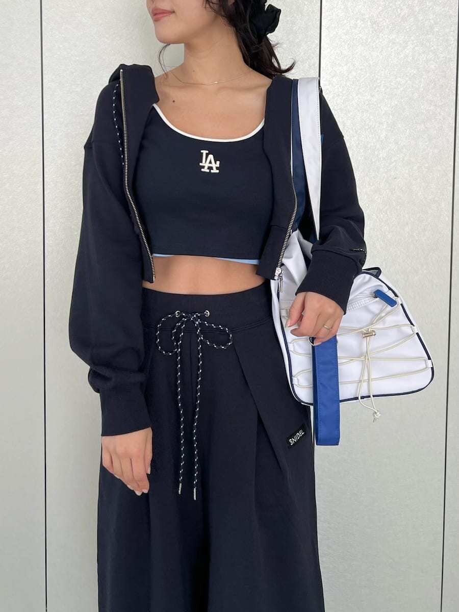 ブルー系のその他パンツ、ブルー系のパーカー、ブルー系のキャミソールを着用したレディースの春コーディネートの7枚目の写真
