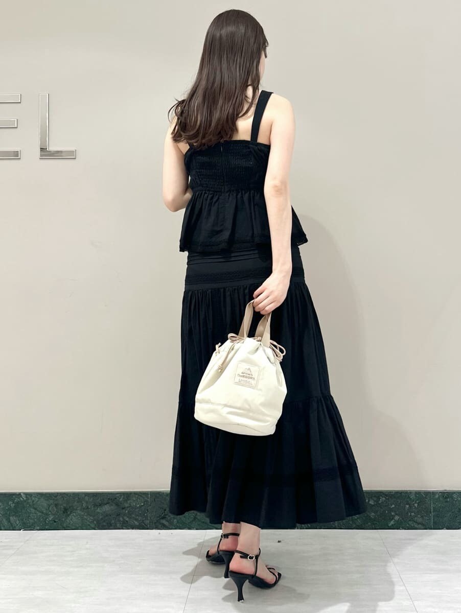 ブラック系のシャツ/ブラウス、ブラック系のスカート、ブラック系のサンダルを着用したレディースの夏コーディネートの4枚目の写真