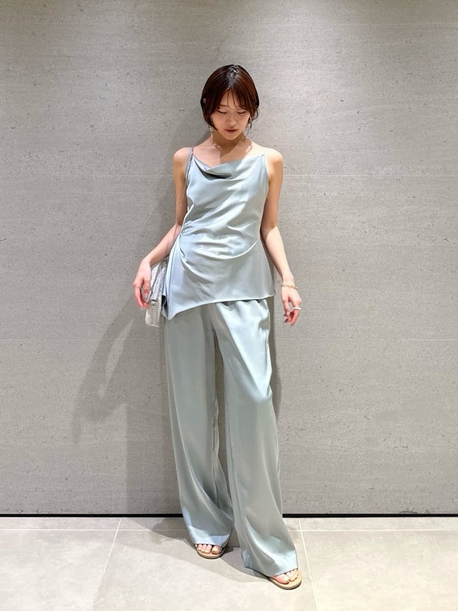 グリーン系のつなぎ/オールインワンを着用したレディースの夏コーディネートの3枚目の写真