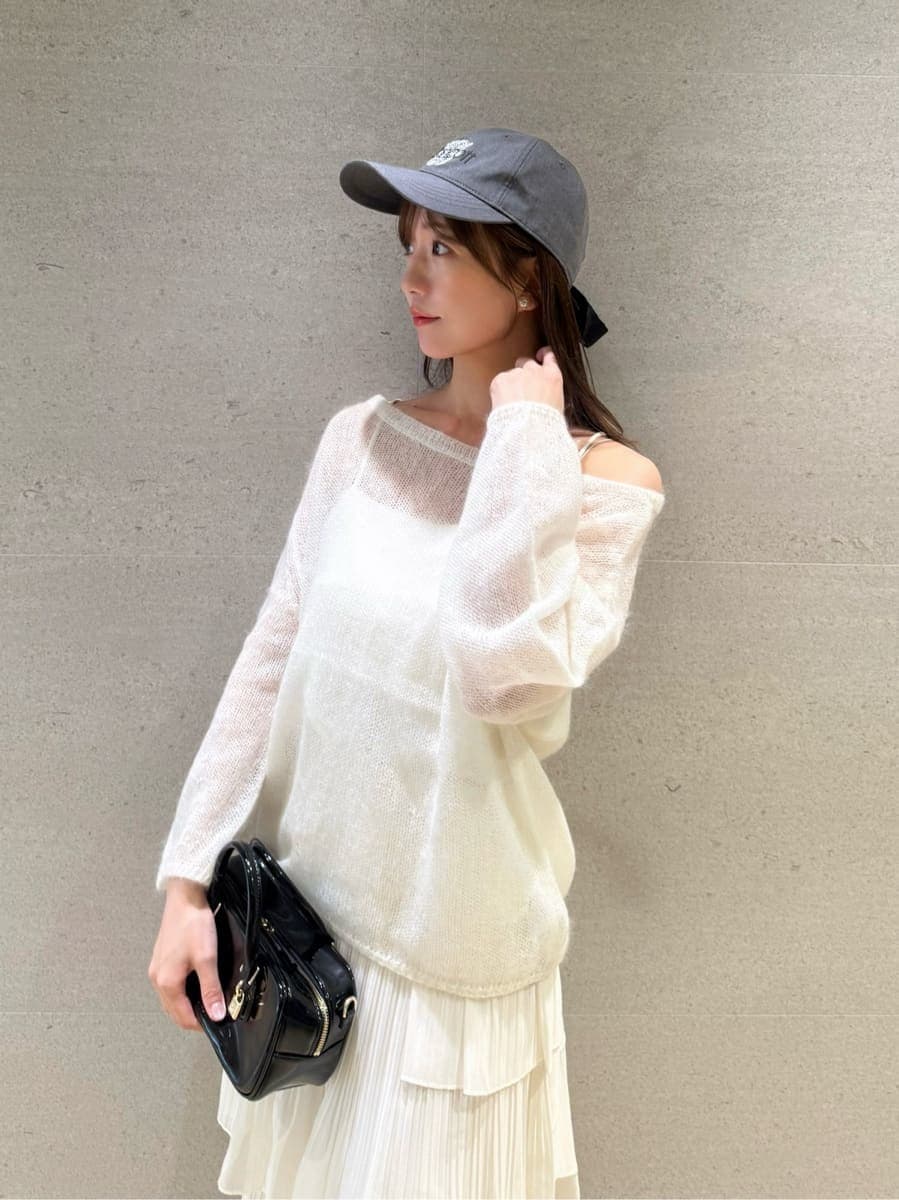 ホワイト系のニット/セーター、ホワイト系のスカート、ホワイト系のキャミソールを着用したレディースの秋コーディネートの5枚目の写真