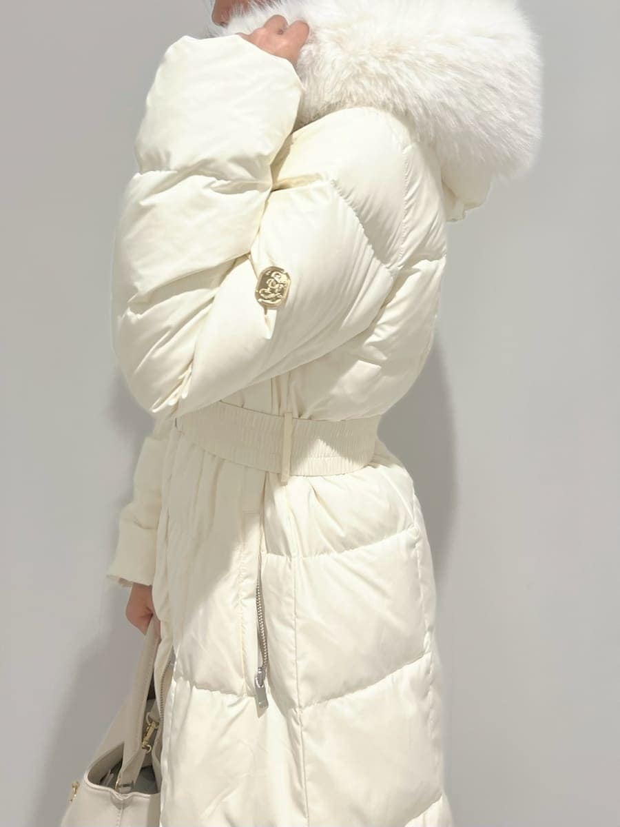 ホワイト系のダウンジャケット/コート、ホワイト系のブーツ、ホワイト系のハンドバッグを着用したレディースの冬コーディネートの6枚目の写真