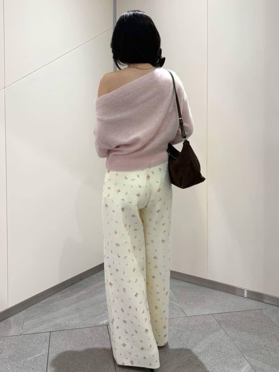 その他のその他パンツ、ピンク系のニット/セーター、ブラウン系のパンプスを着用したレディースの秋コーディネートの3枚目の写真
