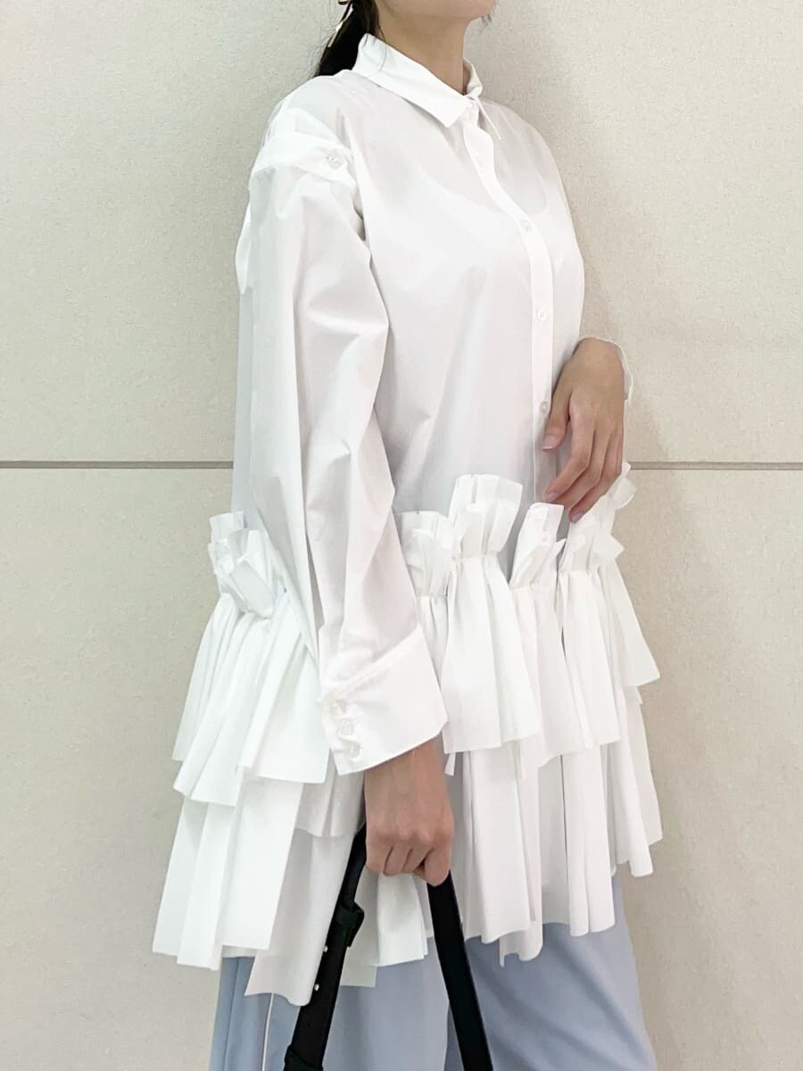 ホワイト系のワンピース、ブルー系のその他パンツ、ブラック系のブーツを着用したレディースの秋コーディネートの6枚目の写真