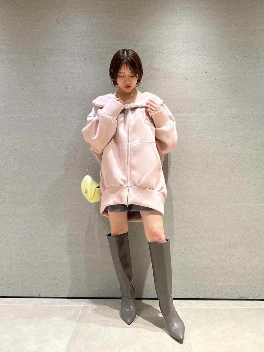 ホワイト系のTシャツ/カットソー、イエロー系のショルダーバッグ、ピンク系のワンピースを着用したレディースの春コーディネートの6枚目の写真