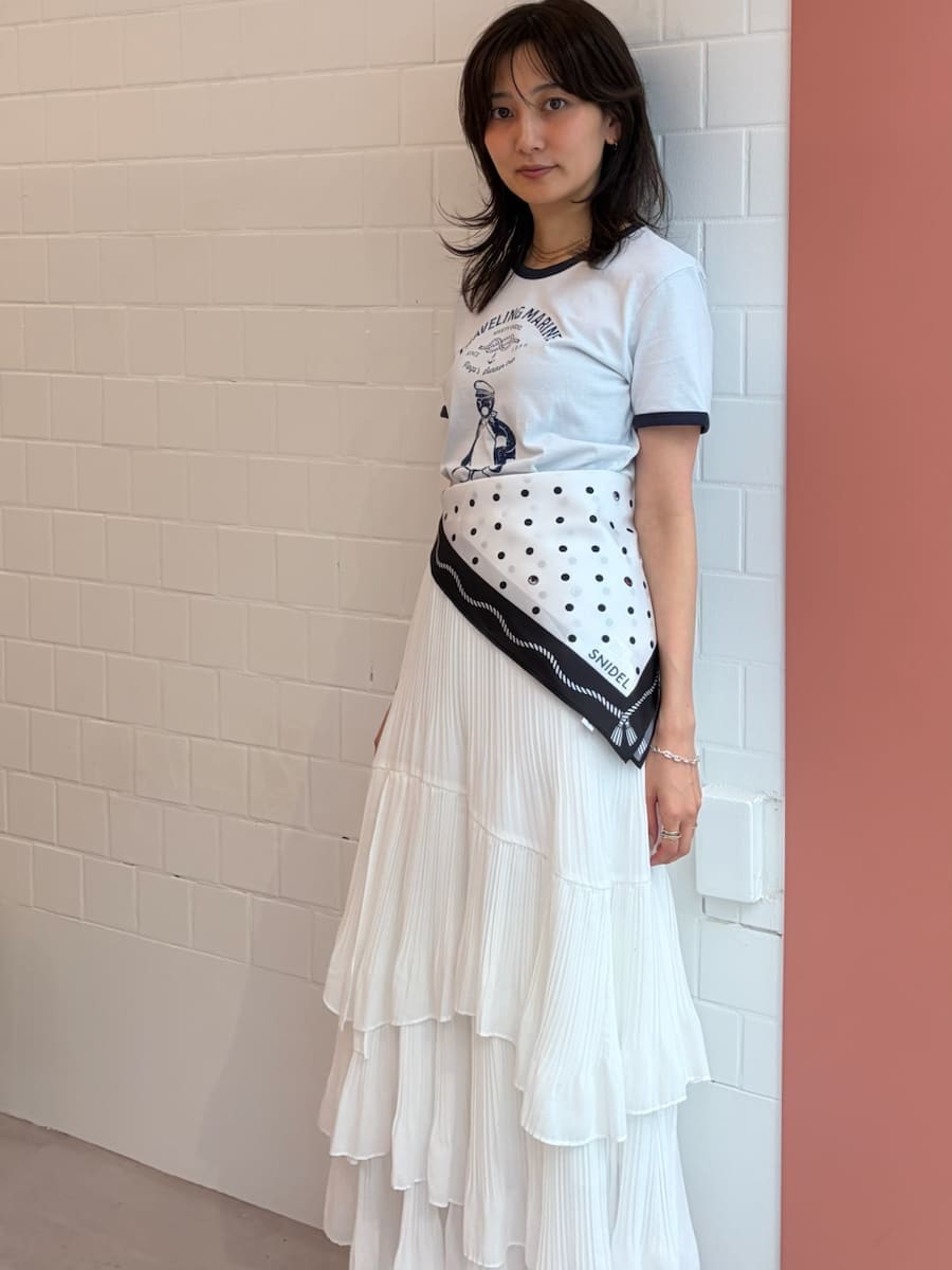 ホワイト系のスカート、ブルー系のTシャツ/カットソー、その他のバンダナ/スカーフを着用したレディースの夏コーディネートの3枚目の写真