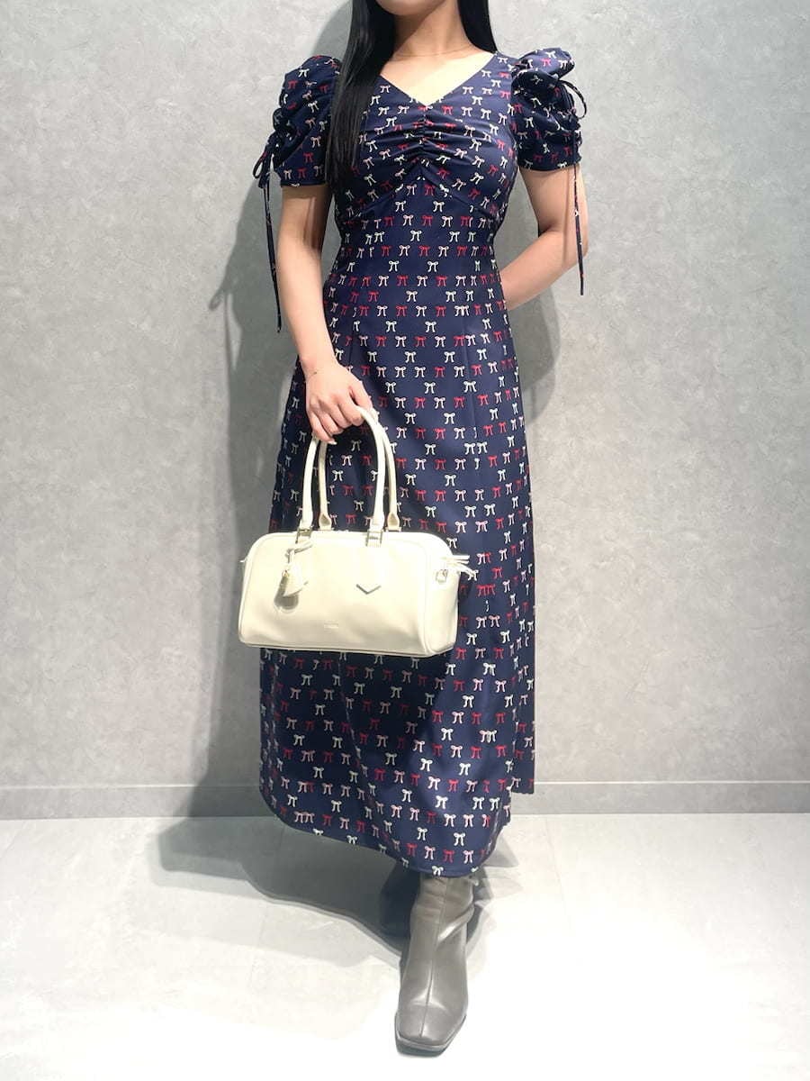 ブルー系のワンピース、ホワイト系のボストンバッグを着用したレディースの冬コーディネートの2枚目の写真