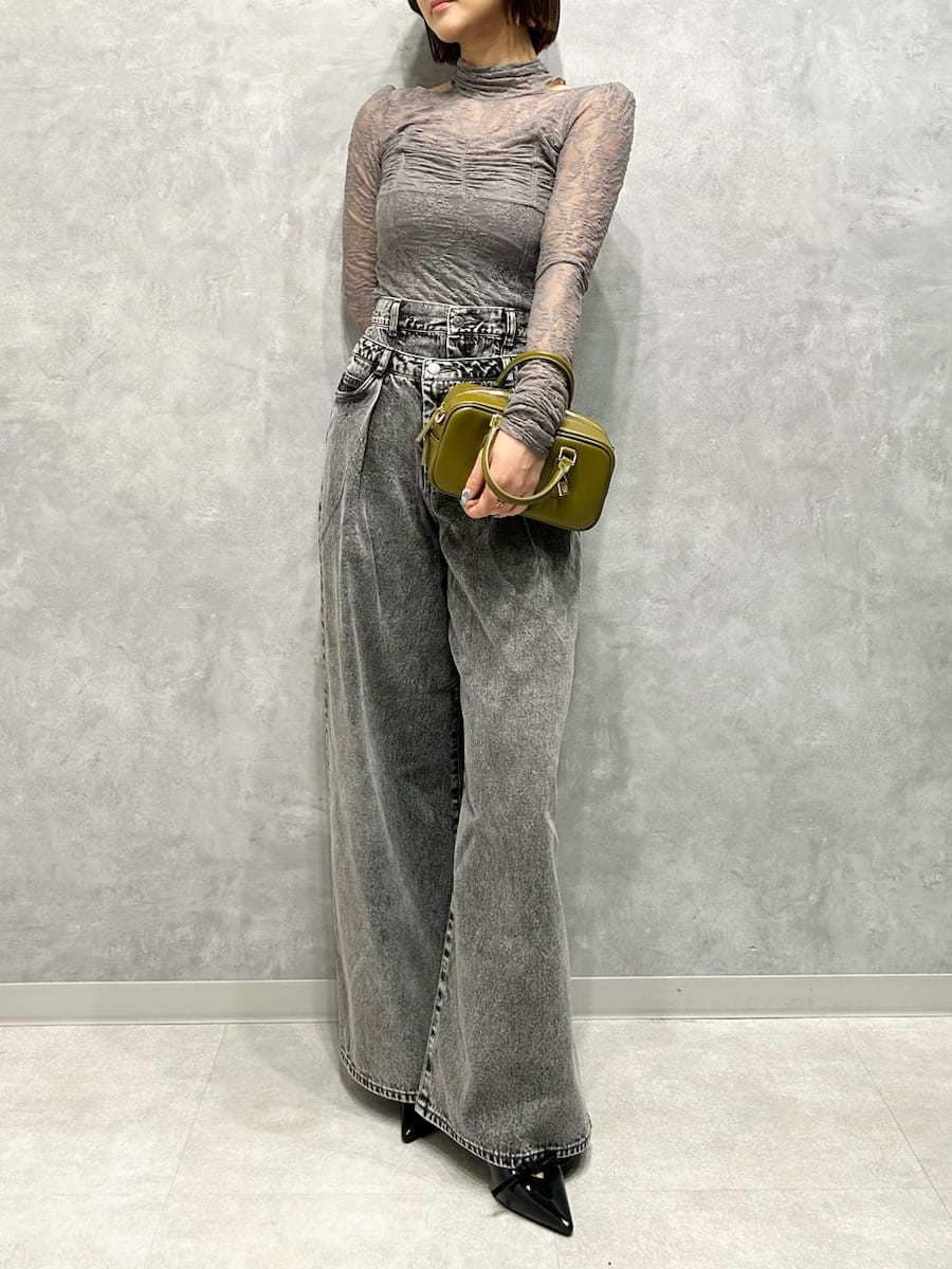 グレー系のTシャツ/カットソー、グレー系のデニムパンツ、グリーン系のボストンバッグを着用したレディースの秋コーディネートの2枚目の写真