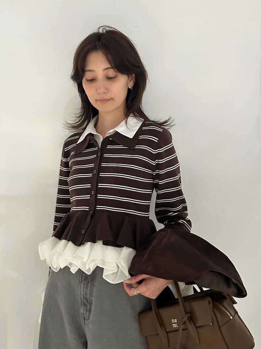 ブラウン系のボストンバッグ、ブラウン系のノーカラージャケット、グレー系のデニムパンツを着用したレディースの夏コーディネートの9枚目の写真