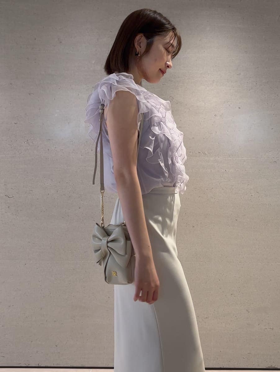 ホワイト系のスカート、パープル系のシャツ/ブラウスを着用したレディースの春コーディネートの6枚目の写真