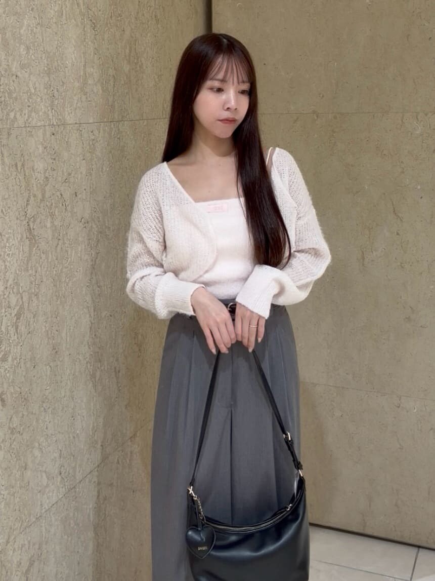 グレー系のその他パンツ、ピンク系のカーディガン/ボレロ、ブラック系のローファーを着用したレディースの秋コーディネートの2枚目の写真
