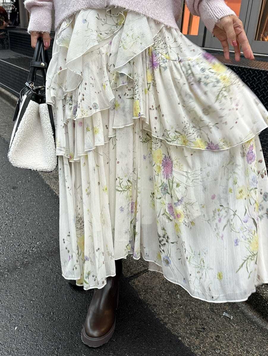 ピンク系のカーディガン/ボレロ、その他のスカート、ブラック系のハンドバッグを着用したレディースの秋コーディネートの4枚目の写真