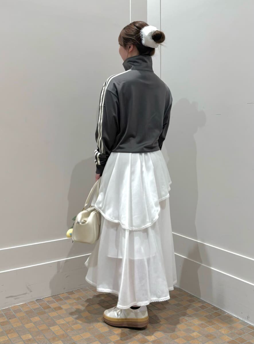 ホワイト系のスカート、ホワイト系のボストンバッグ、その他のスニーカーを着用したレディースの春コーディネートの3枚目の写真