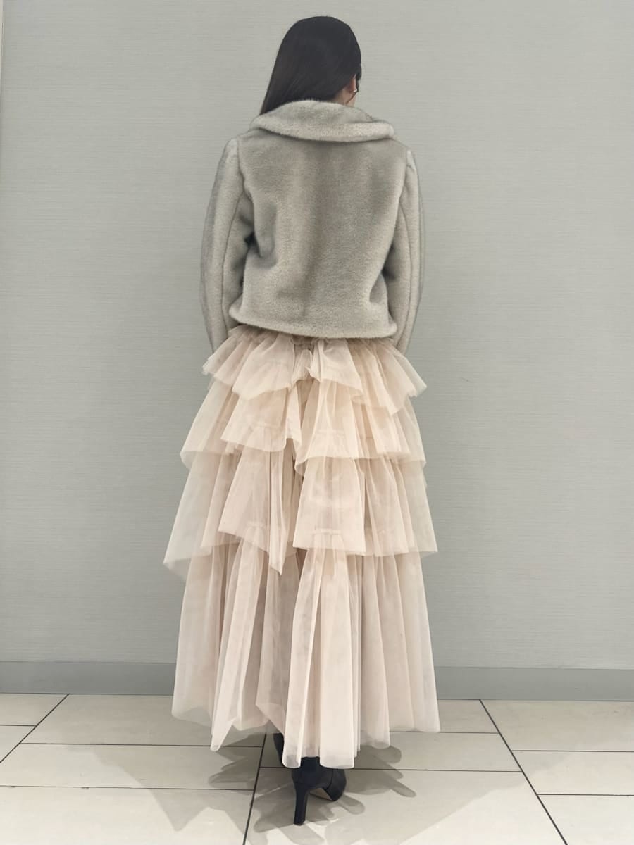 ブラック系のブーツ、ベージュ系のステンカラーコートを着用したレディースの冬コーディネートの4枚目の写真