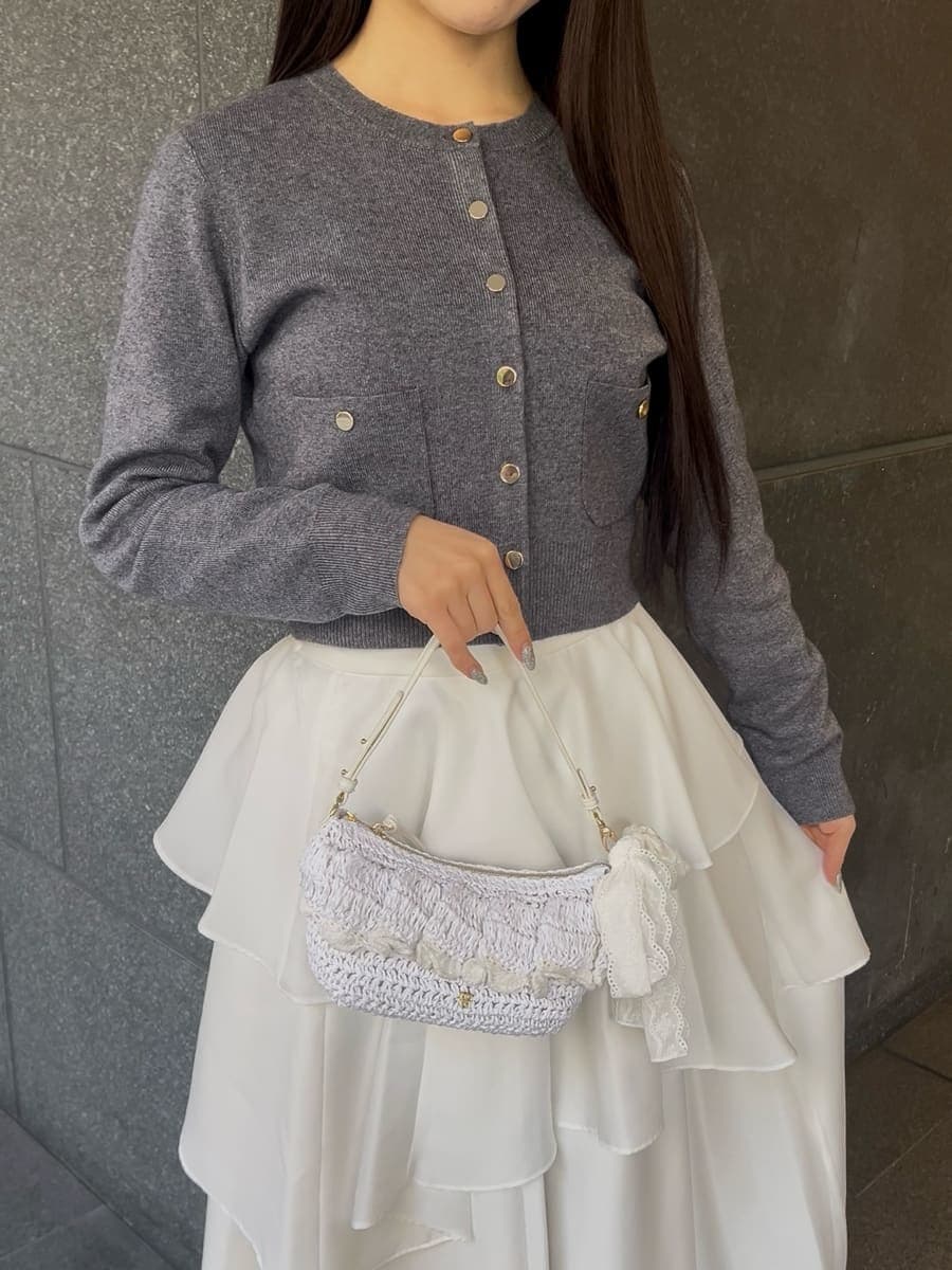 ブラック系のブーツ、グレー系のワンピースを着用したレディースの冬コーディネートの5枚目の写真