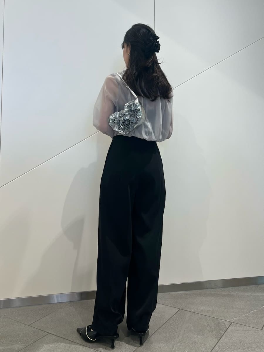 ブラック系のつなぎ/オールインワン、ブラック系のパンプス、シルバー系のハンドバッグを着用したレディースの春コーディネートの4枚目の写真