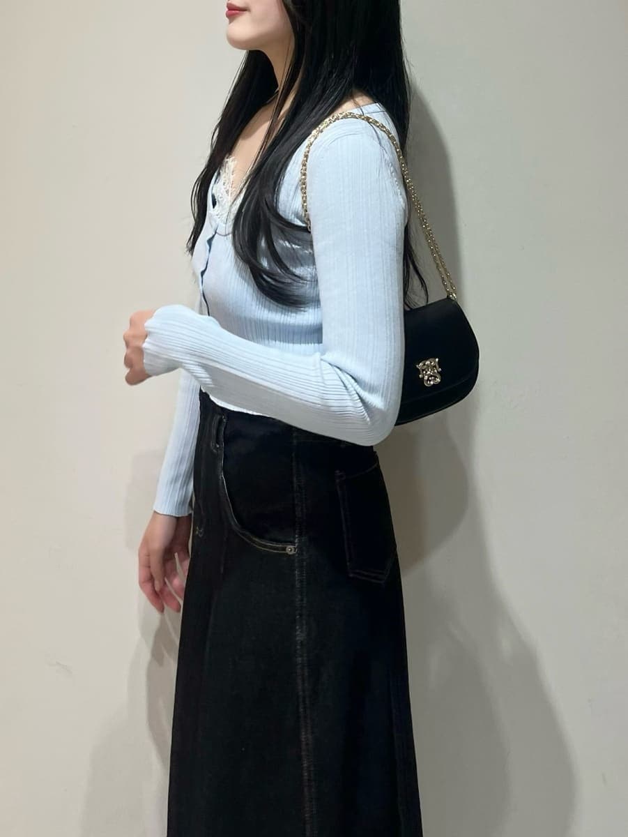 ブラック系のスカート、その他のパンプス、ブラック系のショルダーバッグを着用したレディースの春コーディネートの4枚目の写真