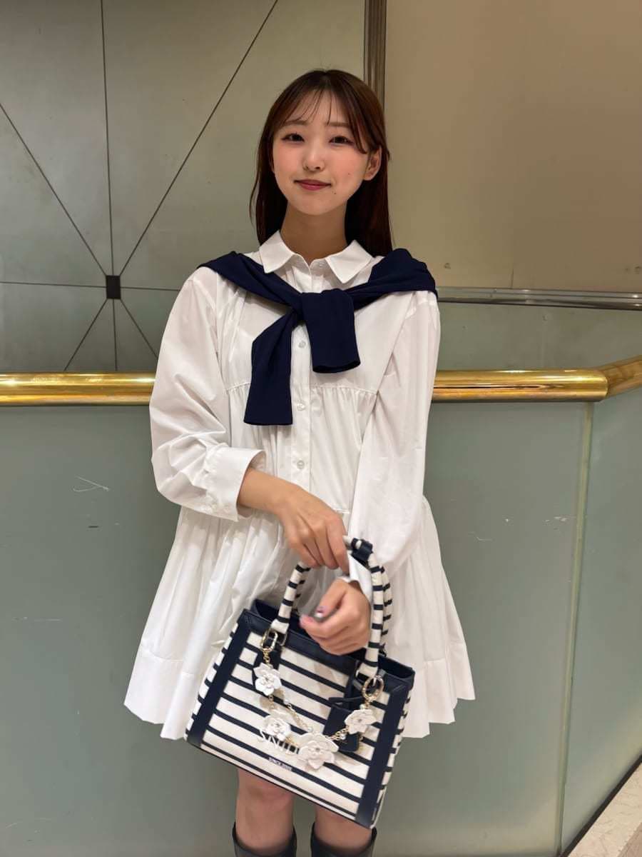 ホワイト系のワンピース、ブルー系のカーディガン/ボレロ、その他のハンドバッグを着用したレディースの春コーディネートの6枚目の写真