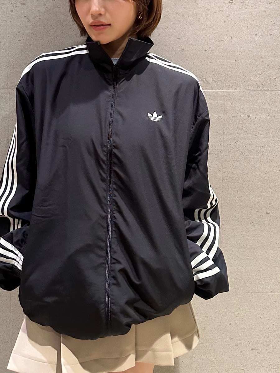 ベージュ系のスカート、ブラック系のブルゾン、ブラック系のスニーカーを着用したレディースの冬コーディネートの5枚目の写真