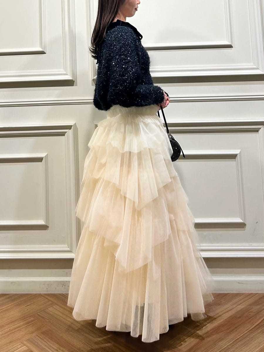 ブラック系のニット/セーター、ゴールド系のピアス（両耳用）を着用したレディースの冬コーディネートの6枚目の写真