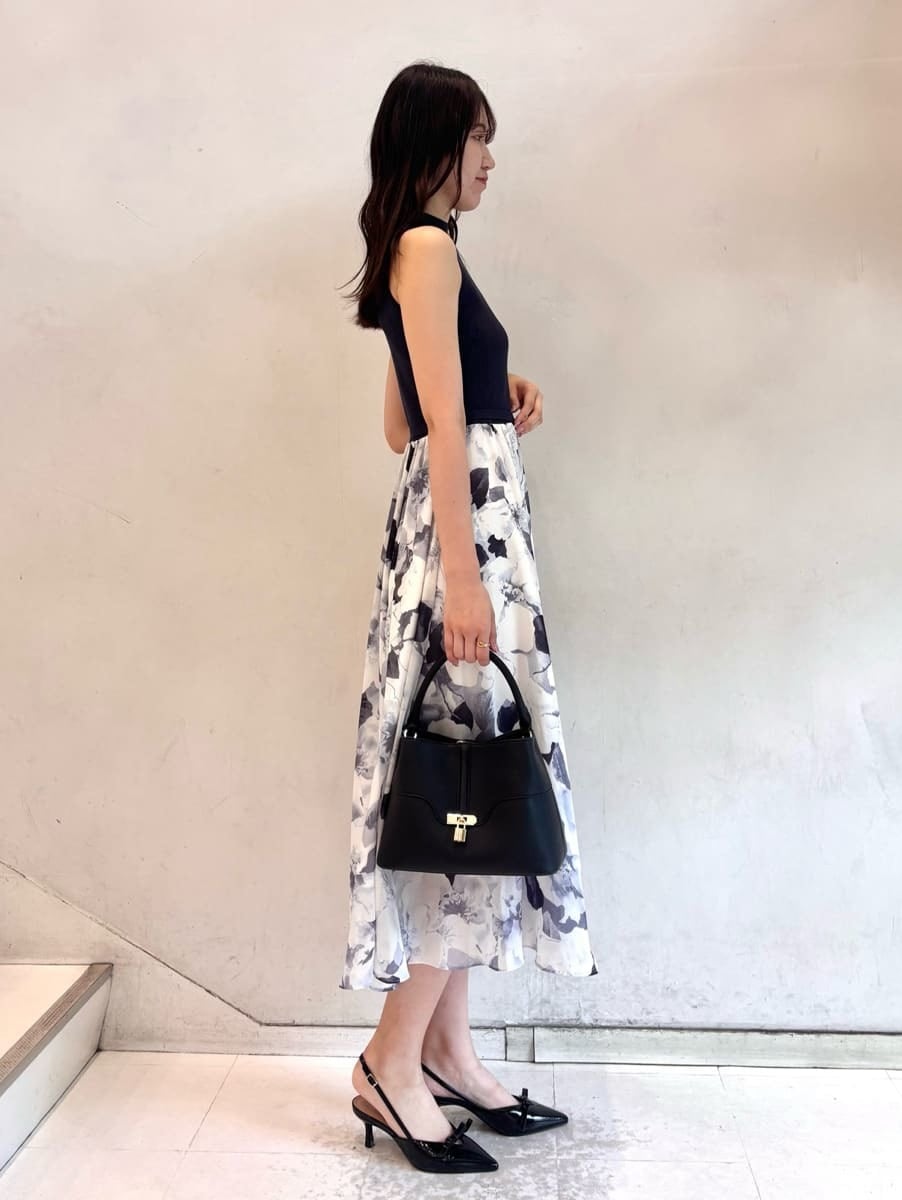 ブルー系のワンピース、ブルー系のテーラードジャケット、ブラック系のショルダーバッグを着用したレディースの秋コーディネートの2枚目の写真