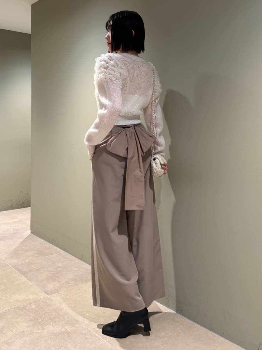 ホワイト系のカーディガン/ボレロ、ホワイト系のショルダーバッグ、ブラウン系のその他パンツを着用したレディースの冬コーディネートの4枚目の写真