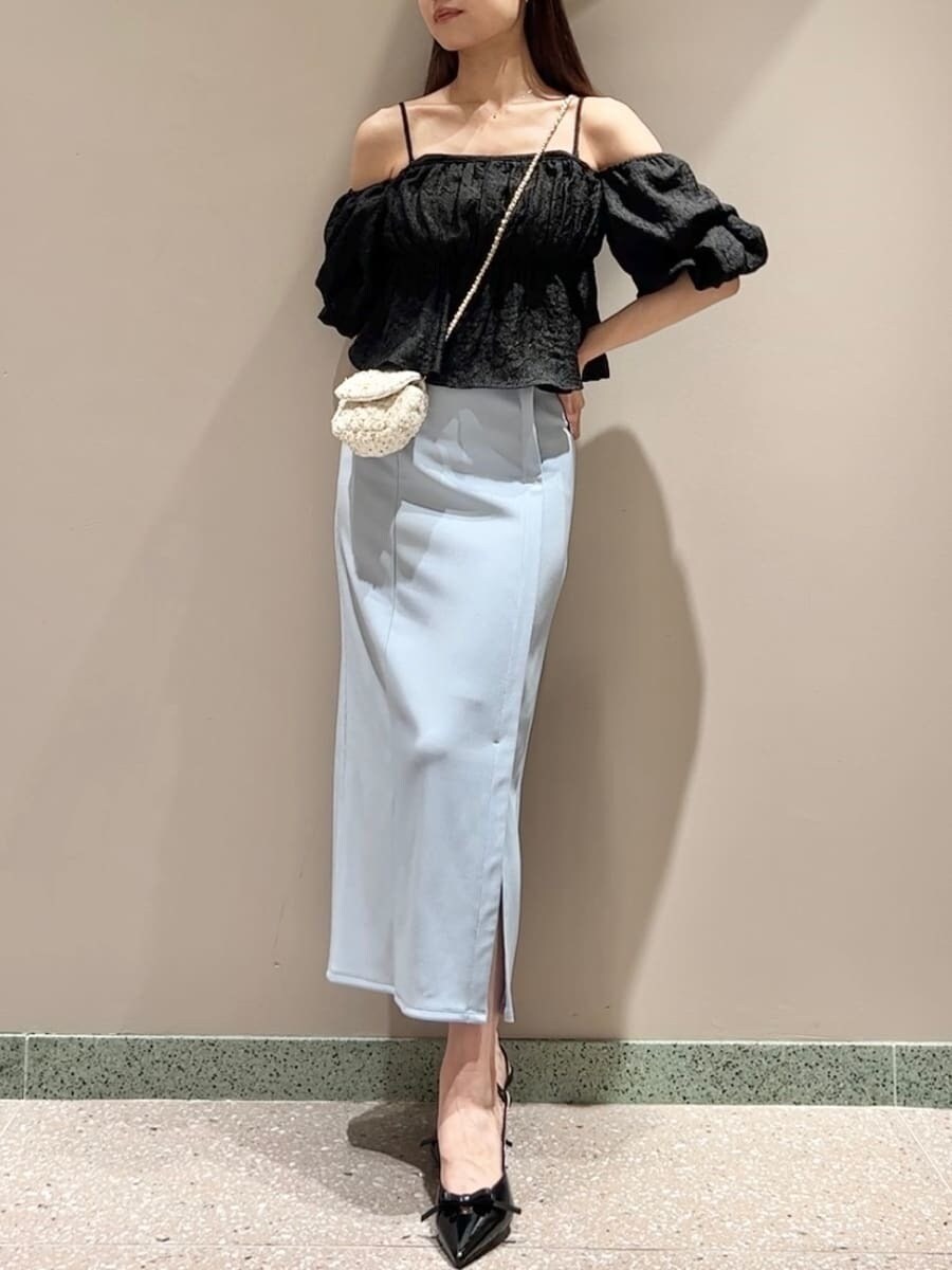 ブラック系のシャツ/ブラウス、ブルー系のスカート、ホワイト系のショルダーバッグを着用したレディースの夏コーディネートの2枚目の写真