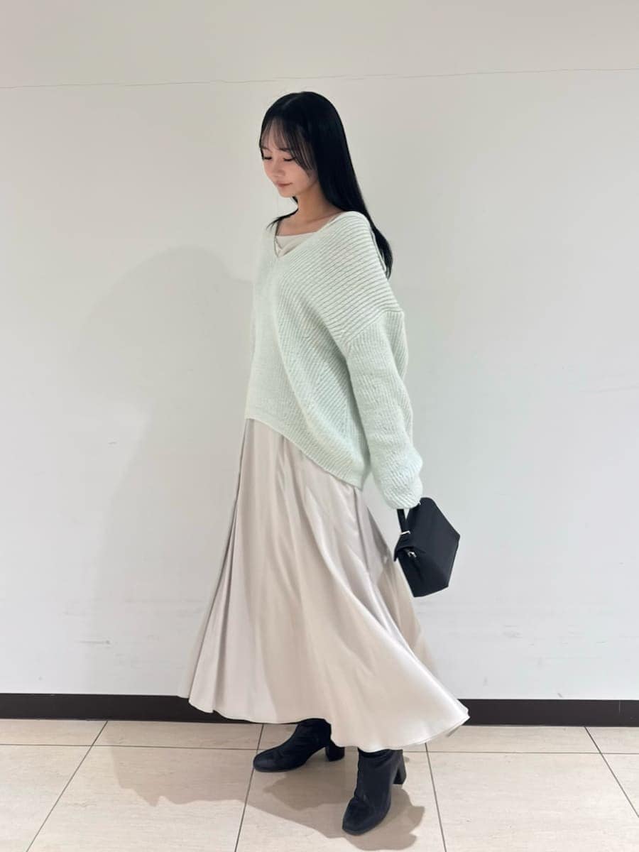 ブラック系のショルダーバッグ、グリーン系のワンピースを着用したレディースの冬コーディネートの4枚目の写真