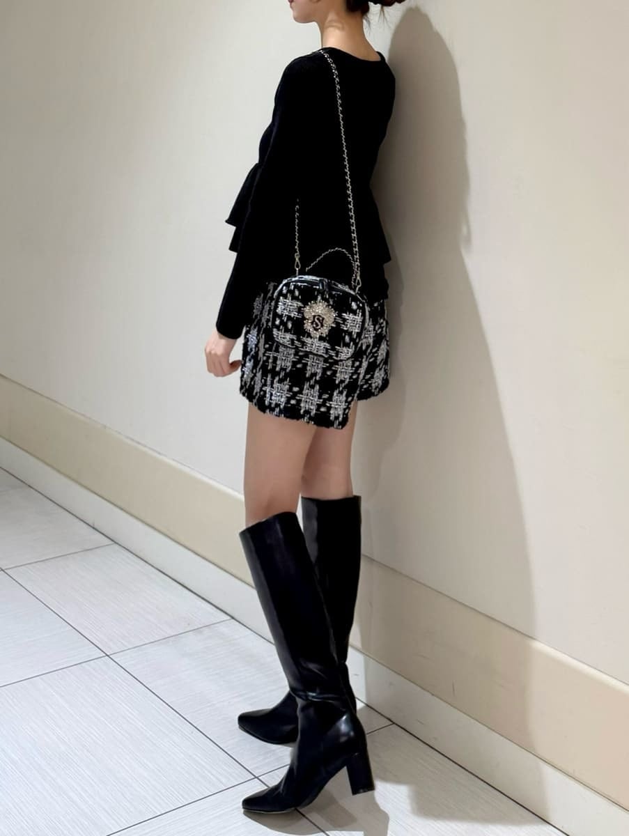 ブラック系のその他パンツ、ブラック系のニット/セーター、ブラック系のブーツを着用したレディースの秋コーディネートの2枚目の写真