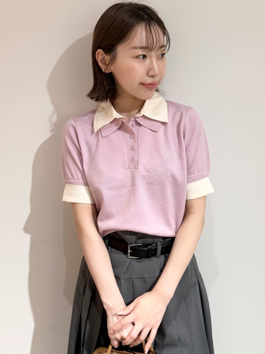 イエロー系のボストンバッグ、ピンク系のニット/セーター、グレー系のスカートを着用したレディースの夏コーディネートの5枚目の写真