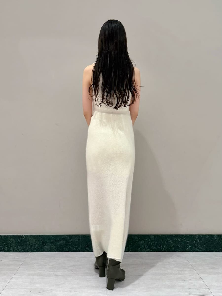 ホワイト系のワンピース、ブラック系のハンドバッグ、ブラウン系のチェスターコートを着用したレディースの冬コーディネートの7枚目の写真