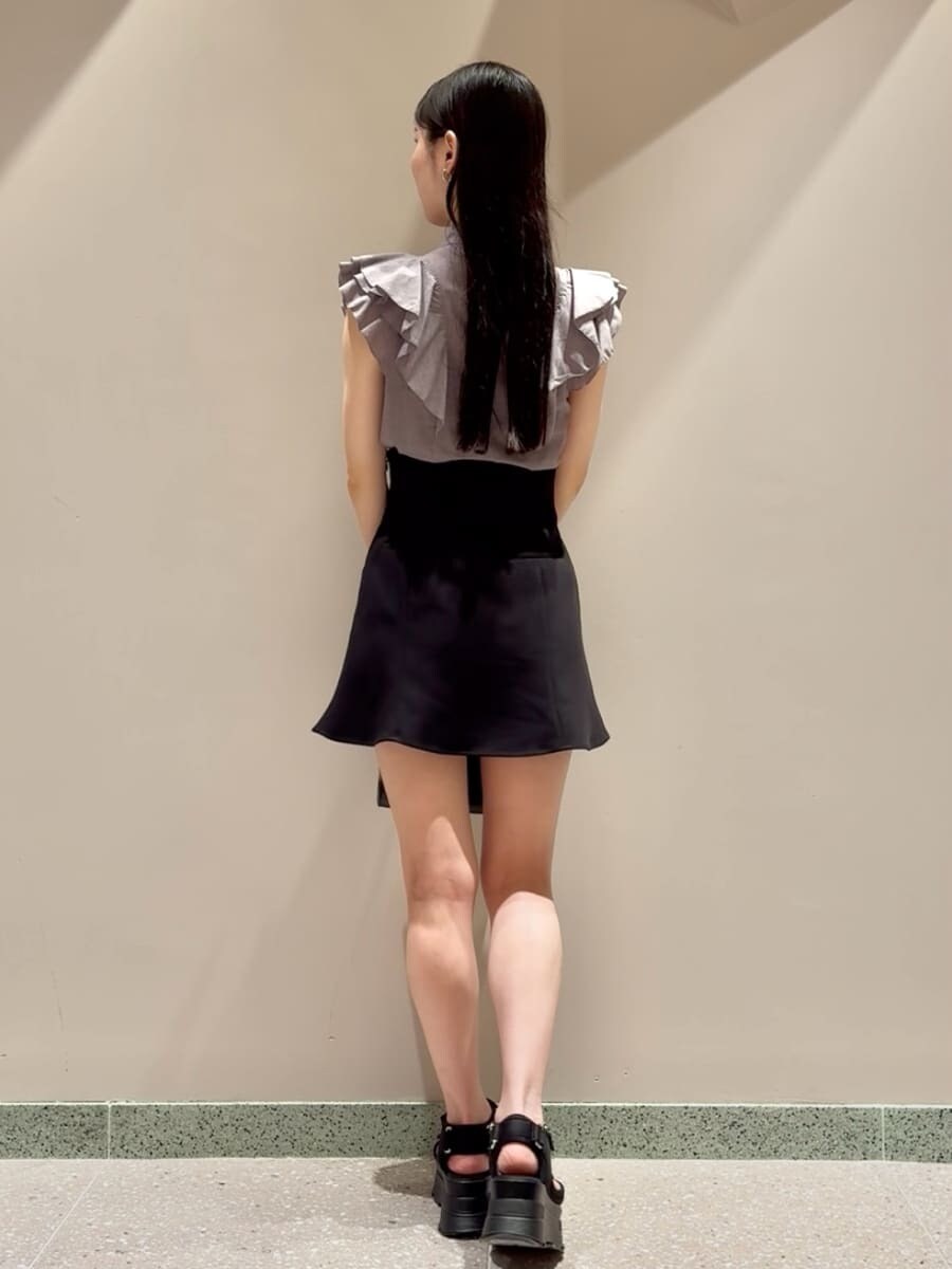 グレー系のシャツ/ブラウス、ブラック系のその他パンツ、ブラック系のサンダルを着用したレディースの夏コーディネートの4枚目の写真