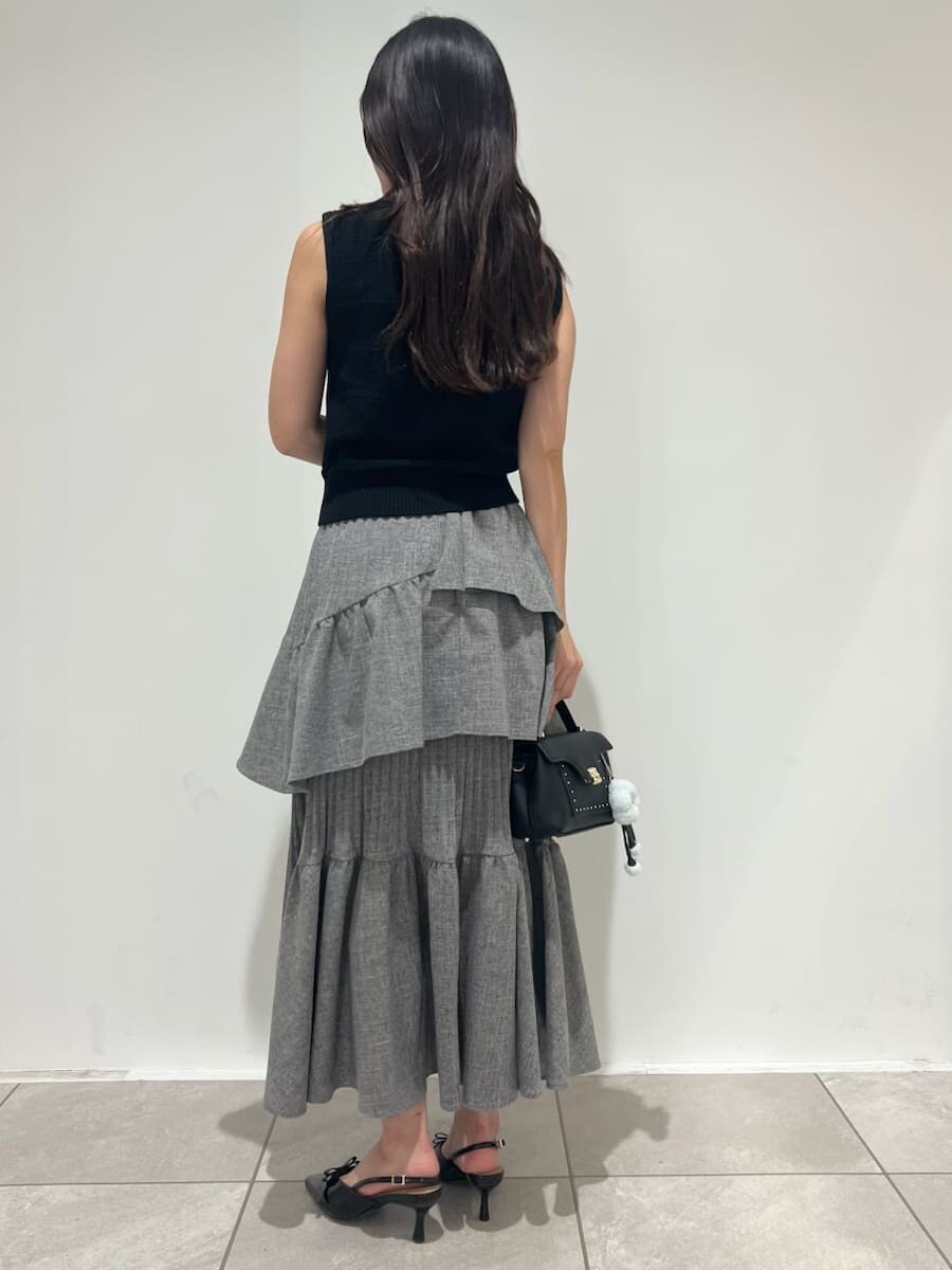 その他のワンピース、ブルー系のニット/セーター、ブラック系のショルダーバッグを着用したレディースの夏コーディネートの3枚目の写真