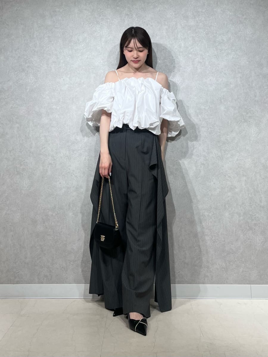 グレー系のその他パンツ、ホワイト系のシャツ/ブラウス、ブラック系のパンプスを着用したレディースの春コーディネートの8枚目の写真