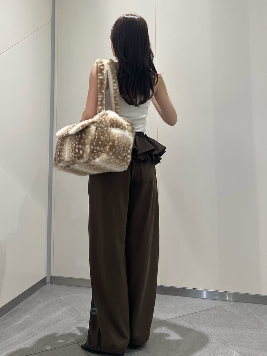 ブラウン系のその他パンツ、ブラウン系のパーカー、ホワイト系のキャミソールを着用したレディースの夏コーディネートの7枚目の写真