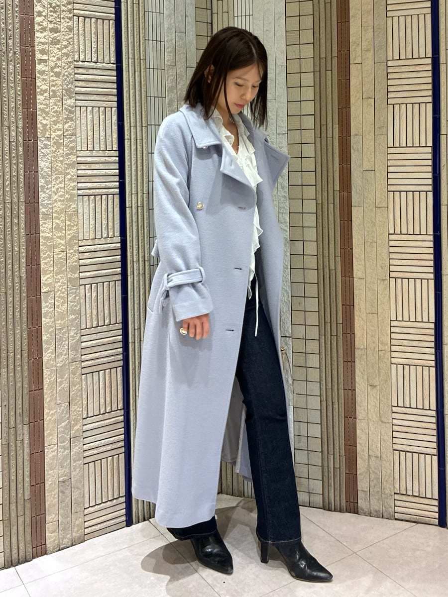 ブラック系のブーツ、ブルー系のその他パンツ、ブルー系のチェスターコートを着用したレディースの冬コーディネートの5枚目の写真