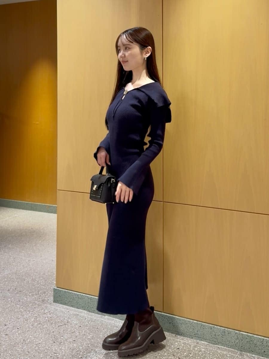 ブルー系のワンピース、ブラック系のショルダーバッグを着用したレディースの秋コーディネートの2枚目の写真