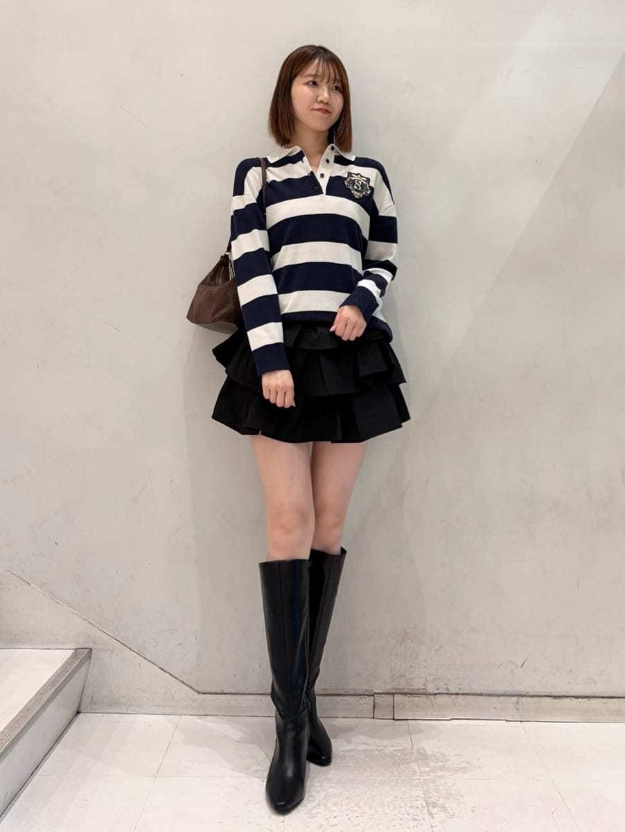 ブラック系のその他パンツ、ブルー系のポロシャツ、ブラック系のブーツを着用したレディースの夏コーディネートの4枚目の写真
