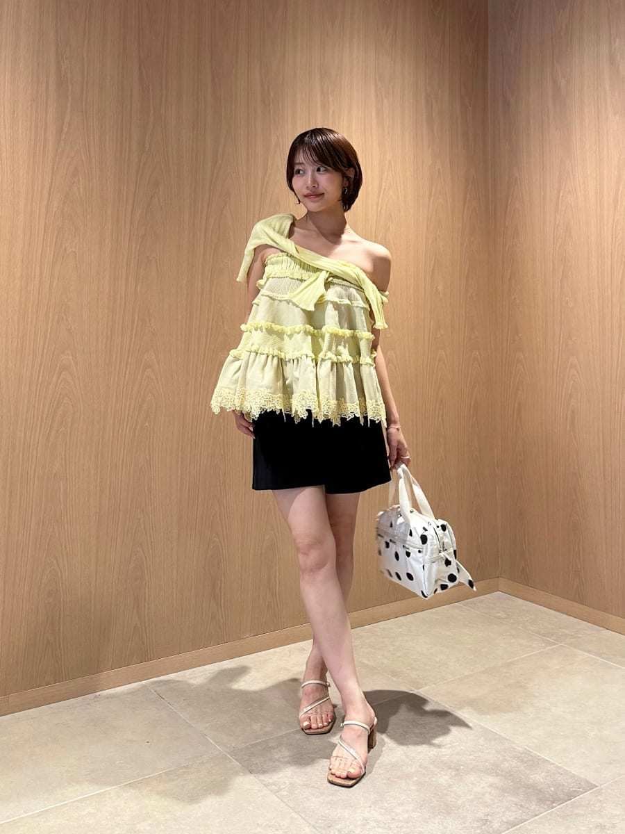 ブラック系のその他パンツ、イエロー系のニット/セーター、イエロー系のカーディガン/ボレロを着用したレディースの夏コーディネートの3枚目の写真