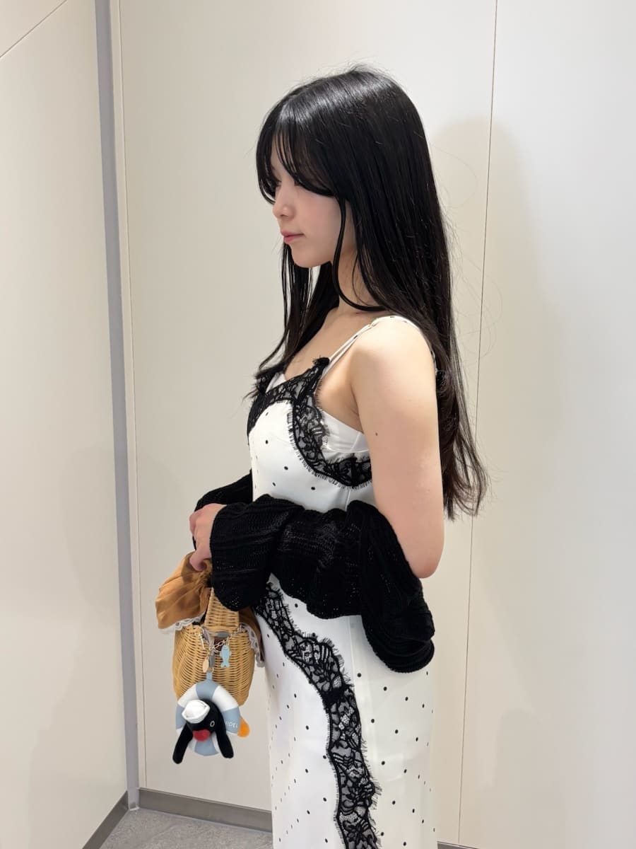 ブラウン系のサンダル、ブラウン系のかごバッグ、その他のワンピースを着用したレディースの夏コーディネートの5枚目の写真